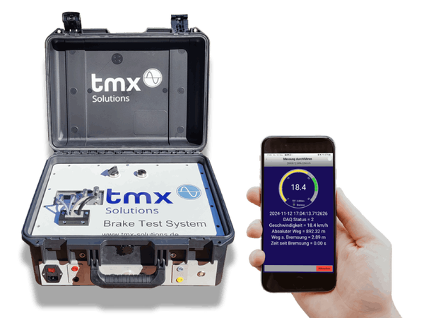 Schwarzer, aufgeklappter Messkoffer und ein Hand mit einem Smartphone das die TMX-BrakeTest-App anzeigt