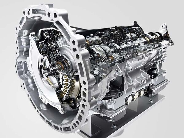 Aufgeschnittenes Automatikgetriebe eines PKWs bei dem man die Zahnräder sieht