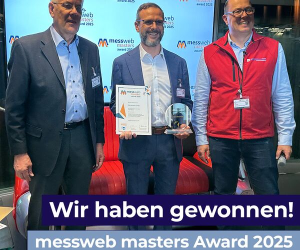 Die Überreichung des messweb masters award von Herrn Hachmeister und Herrn Schaar an Nils Becker von TMX Solutions