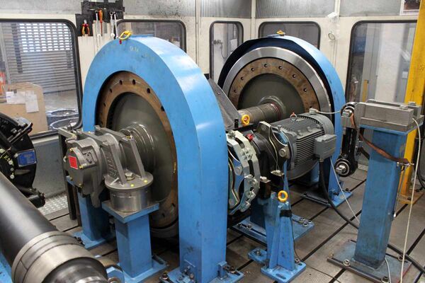 Prüfstand mit einem aufgespannten Bahnantrieb in einer Schallschutzumhausung