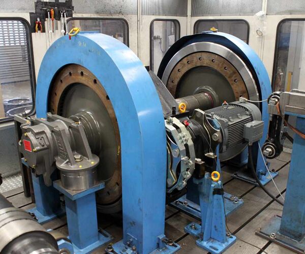 Prüfstand mit einem aufgespannten Bahnantrieb in einer Schallschutzumhausung