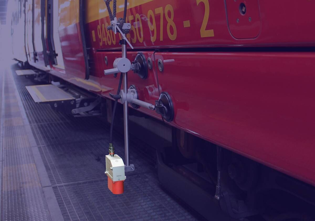 Optischer Sensor zur Geschwindigkeits- und Wegmessung an Zügen Optischer Sensor zur Wegmessung an einer Stadtbahn der Vehrkehrsbetriebe Karlsruhe