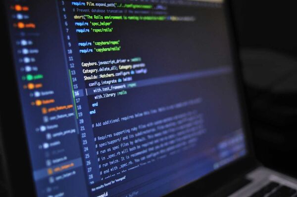 Softwareentwicklung für Mess- und Prüfaufgaben Notebook-Bildschirm mit Softwarecode