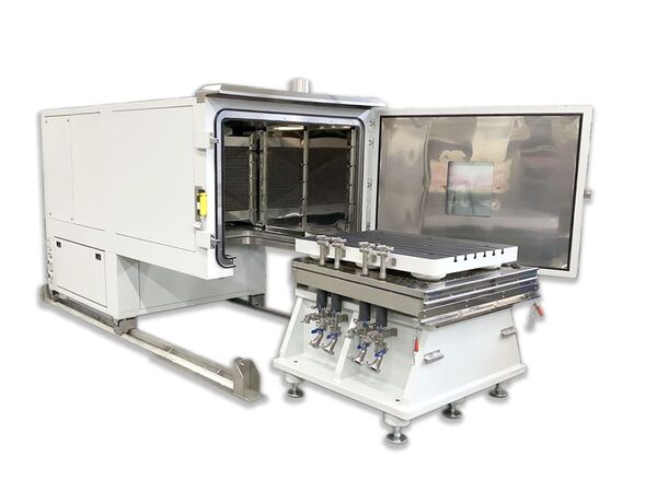 Maßgeschneiderte Klimakammer Verschiebbare Klimakammer über einem Prüfstandstisch mit Maschinenbett