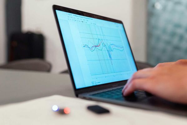 Messdaten erfassen und analysieren Notebook auf dem mehrere Messkurven angezeigt werden