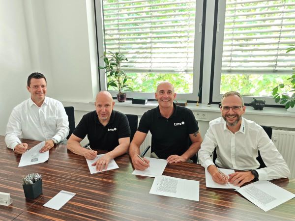 Die vier Gesellschafter der TMX Solutions GmbH bei der Unterzeichnung der Unterlagen