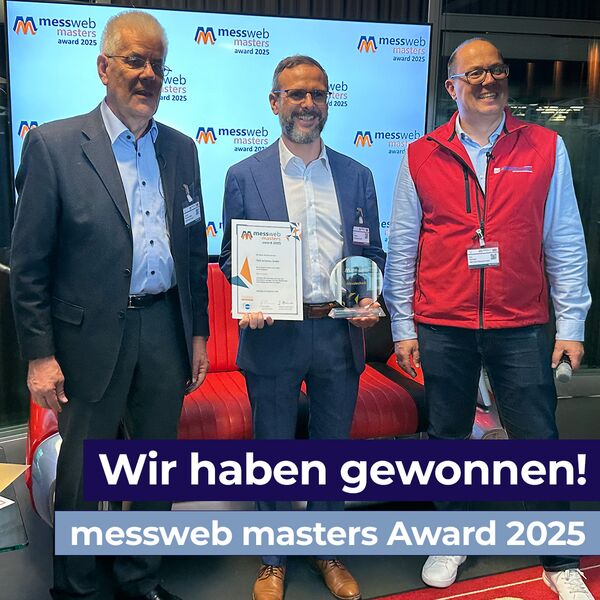 Die Überreichung des messweb masters award von Herrn Hachmeister und Herrn Schaar an Nils Becker von TMX Solutions