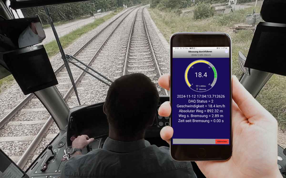 Komfortable Bremswegmessung nach BoStrab für Straßenbahnen mit der TMX-BrakeTest-App Führerstand einer Stadtbahn mit Fahrer und ein Hand mit Smartphone. auf dem die App zur Bremsweg-Messung von TMX läuft