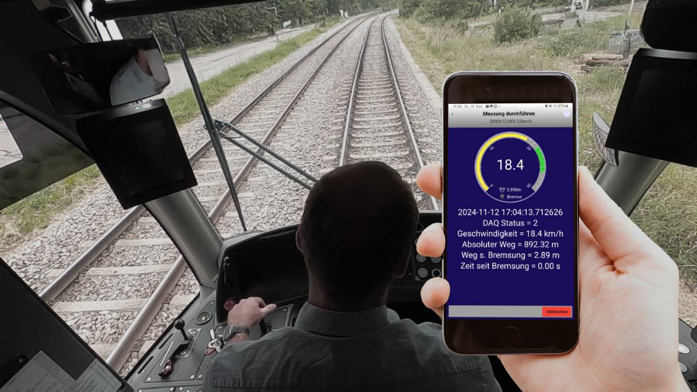 Komfortable Bremswegmessung nach BoStrab für Straßenbahnen mit der TMX-BrakeTest-Solution Führerstand einer Stadtbahn mit Fahrer und ein Hand mit Smartphone. auf dem die App zur Bremsweg-Messung von TMX läuft