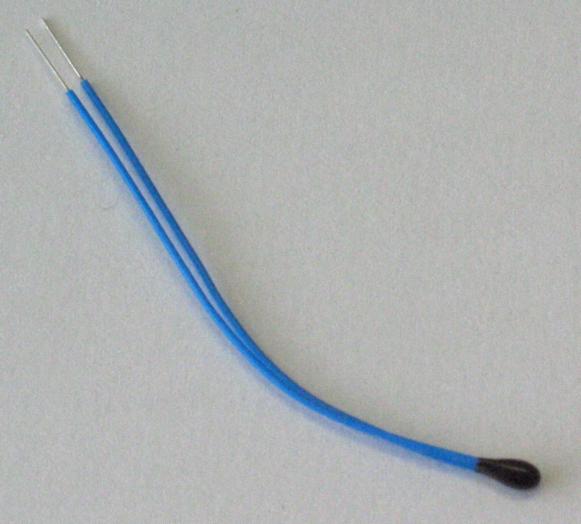 Zwei blaue Leitungskabel, die in einer schwarzen Messspitze zusammenlaufen
